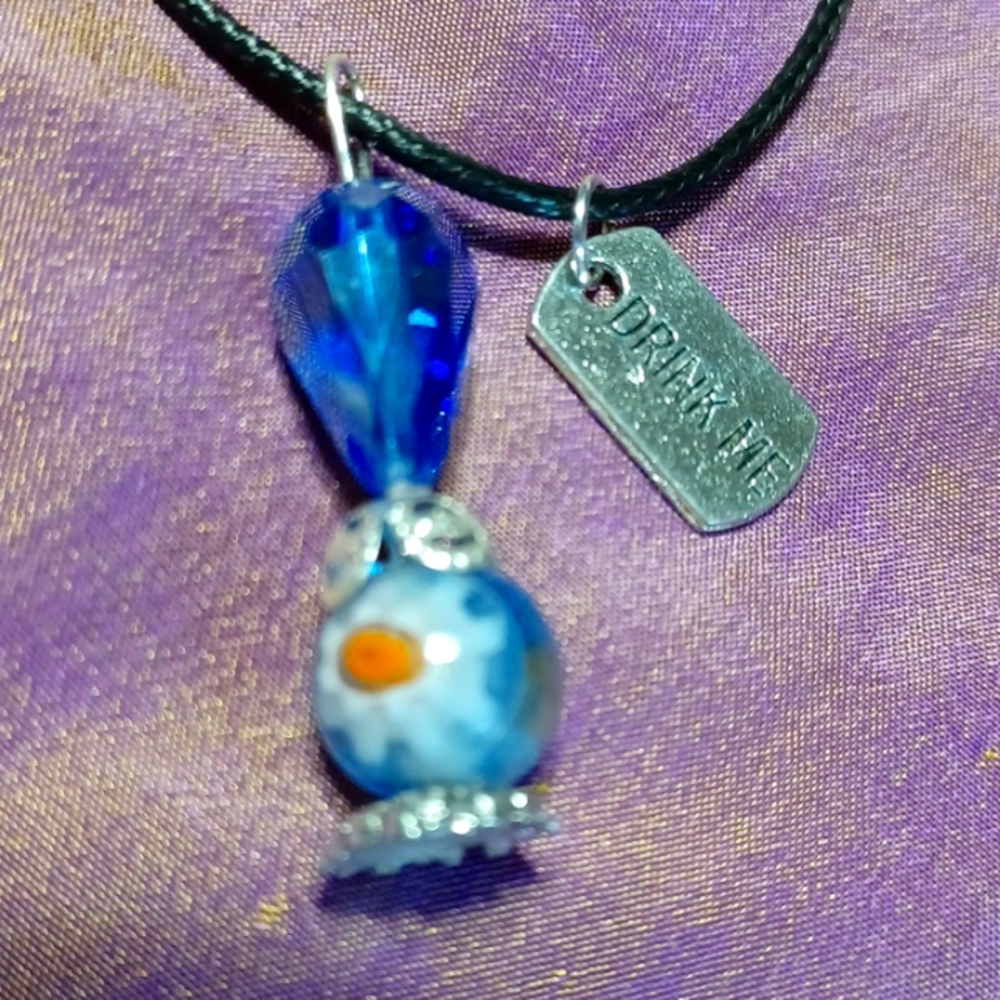Alice in Wonderland potion bottle pendant flower blue silver tag crystal glass - Picture 3 of 5